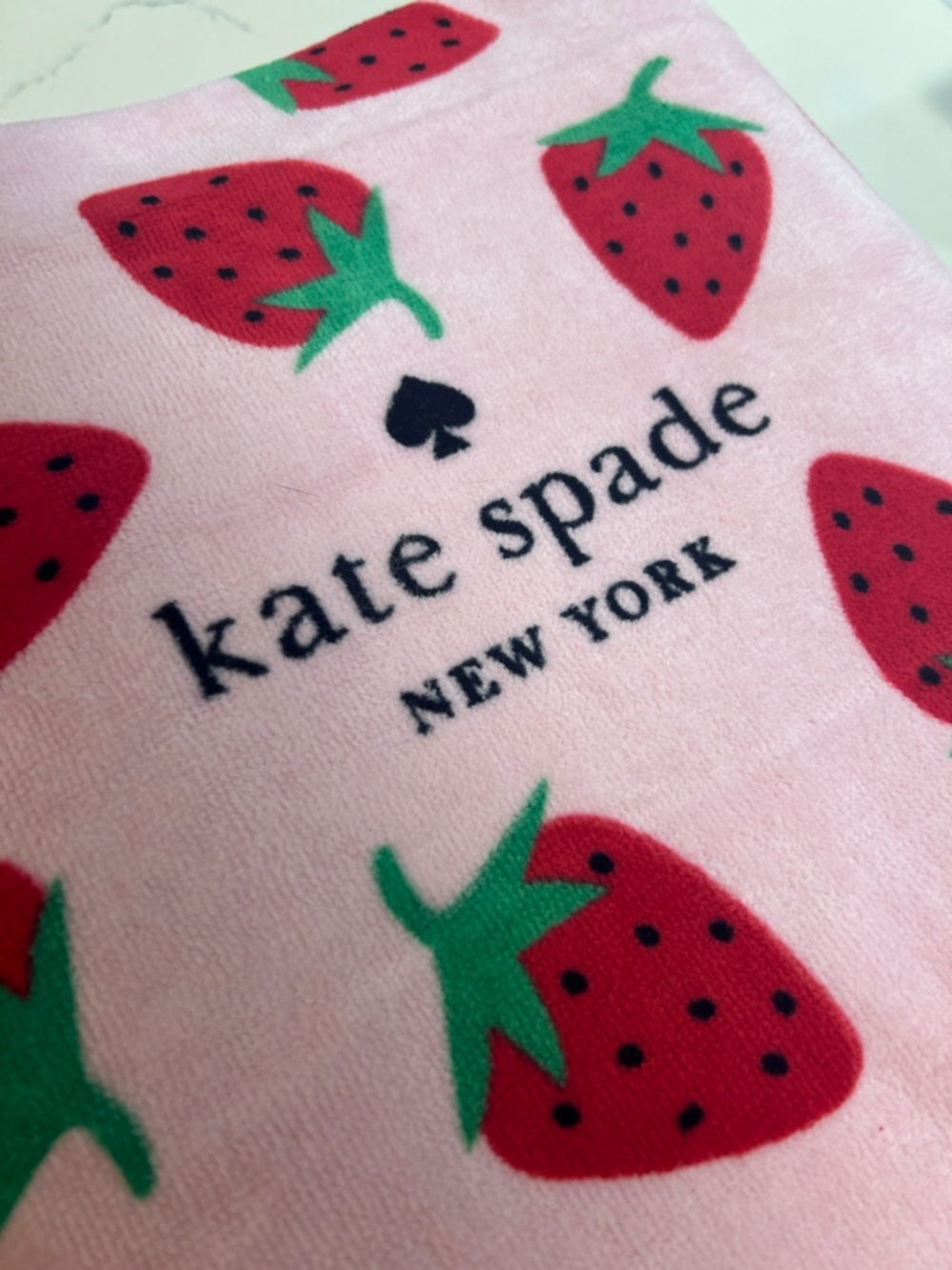 New kate spade Pink Strawberry Print Beach Towel 100% Cotton - Picture 2 of 9